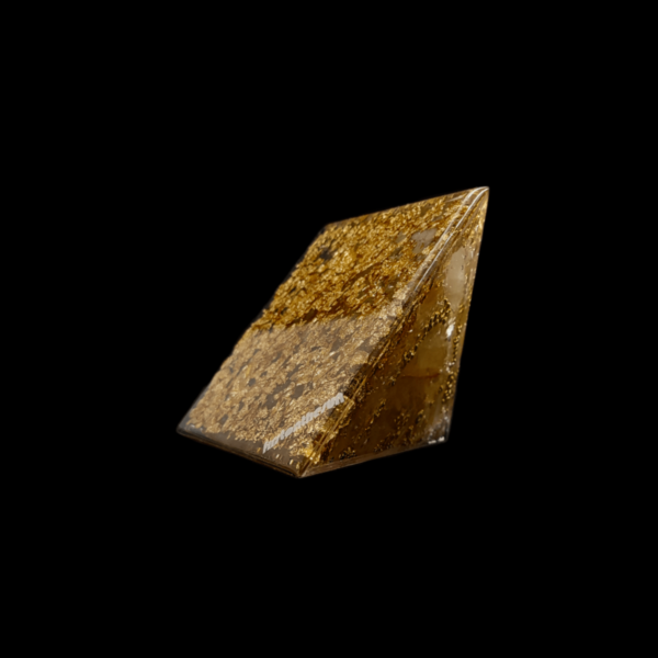 Die goldene Oberfläche einer Orgonit Pyramide. Der firstonthesun Schriftzug ist an diesem Orgon Kunstwerk zu sehen.