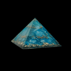 Hellblaue Orgonit Pyramide mit Edelsteinen & goldenen Elementen.