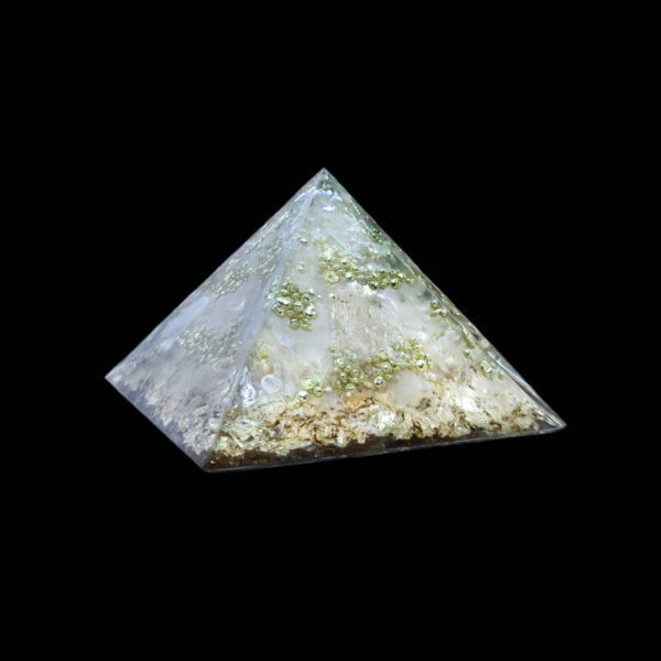 Orgonit Pyramide aus Bergkristall mit Messing & Gold.