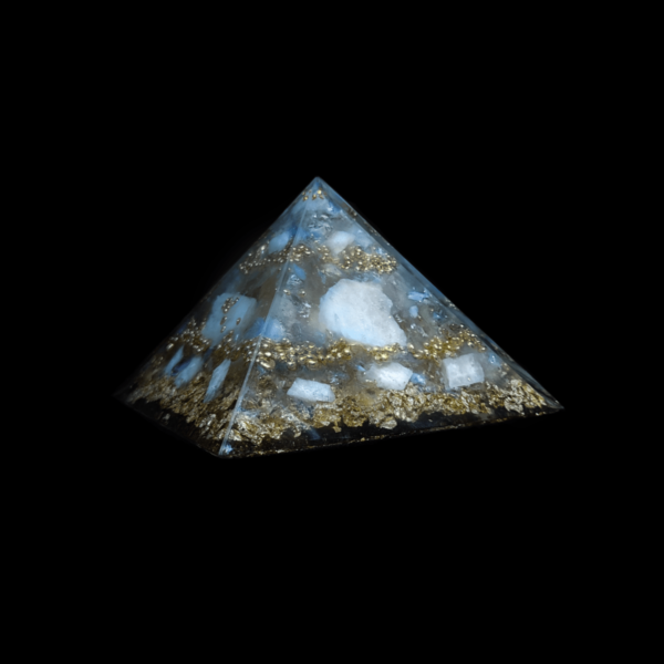 Orgonit Pyramide mit Regenbogenmondstein. Die Kristalle leuchten blau.