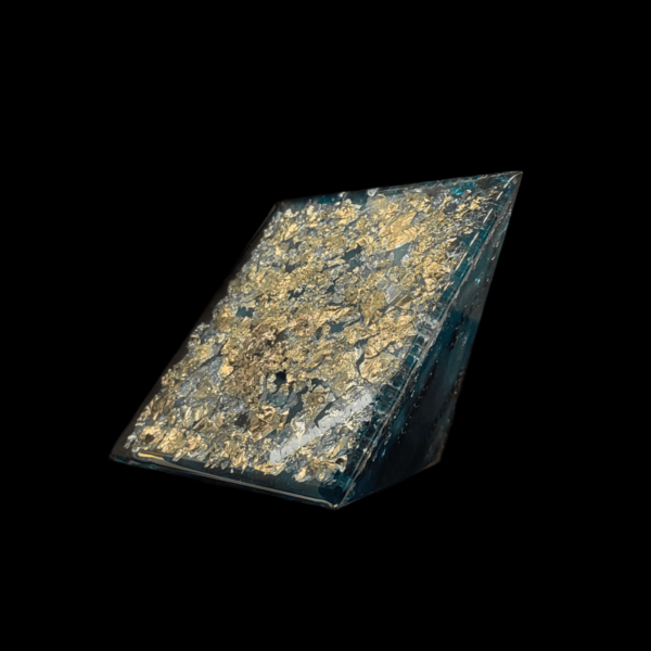 Zu sehen ist der Boden einer Skysurfer Orgon Pyramide. Diese ist spiegelglatt und weist goldene Metallflocken auf.