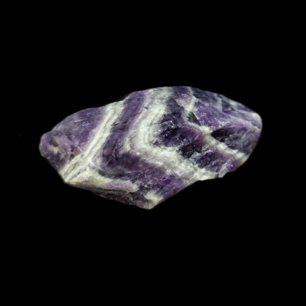 Lila / Weiß gebänderter Amethyst Kristall auf schwarzem Hintergrund.