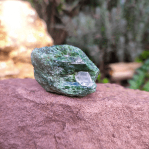 Ein Diopsid Stein im Sonnenlicht.