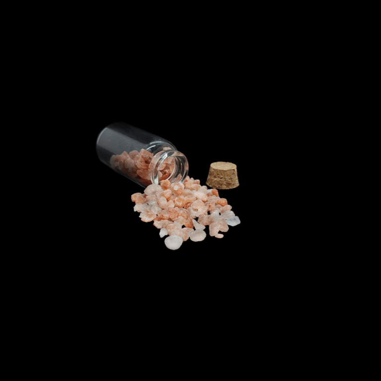 Kristallphiole mit grobkörnigem, rosa Steinsalz gefüllt.
