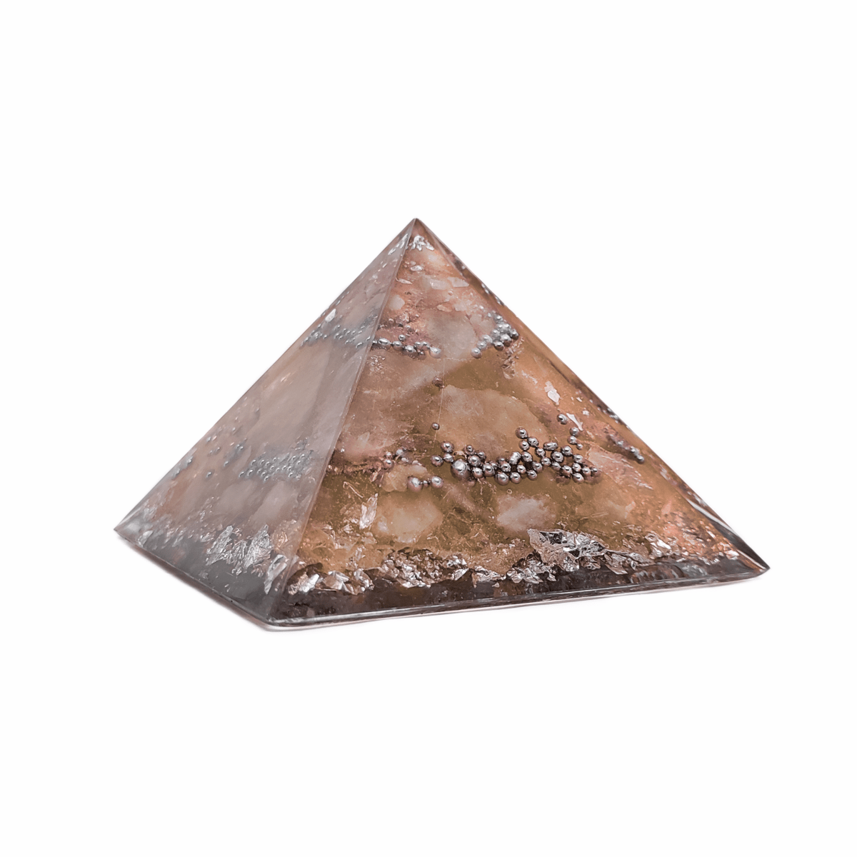 Produktansicht eines hellbraunen Hazel Orgoniten mit braun/beigen Quarzen & beigen Achaten. Die Metallperlen und das Blattgold in diesem Pyramiden Kunstwerk sind silbern.