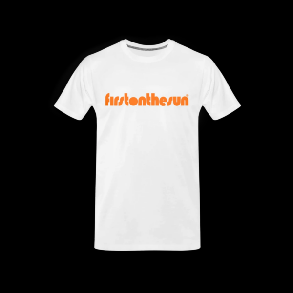 Weißes T-Shirt aus 100% Baumwolle mit orangenem firstonthesun Schriftzug
