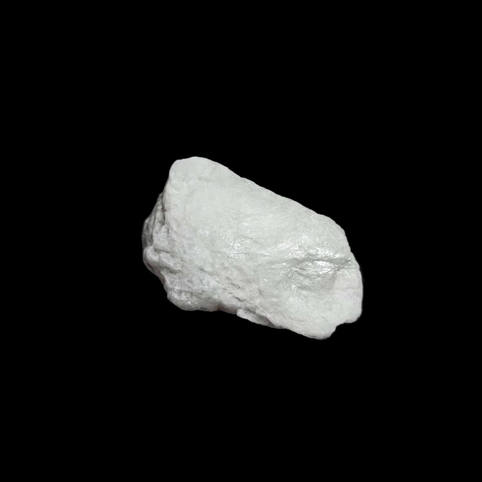Produktpräsentation eines weißen Baryt Rohsteins. Seine Kristall Struktur ist gut zu erkennen.