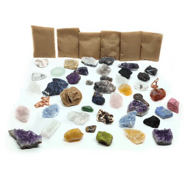 Große Auswahl von 50 verschiedenen Mystery Crystals, bestehend aus zahlreichen Edelsteinen, Kristallen, Mineralien, Trommelsteinen & Metallen.