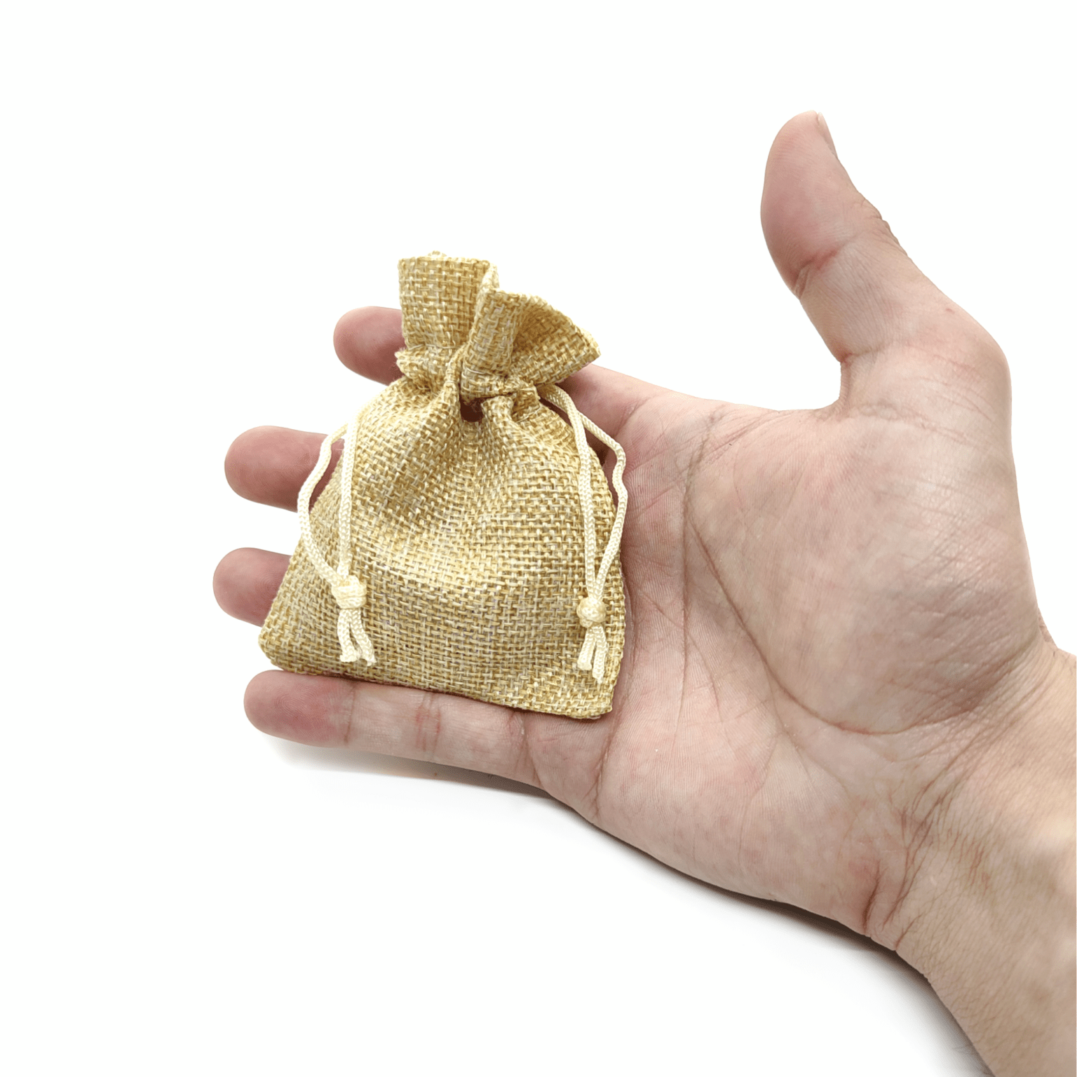Produktpräsentation des Lieferumfangs eines Mystery Crystal Deluxe. Zu sehen ist ein Säckchen in welchem sich Steine befinden.