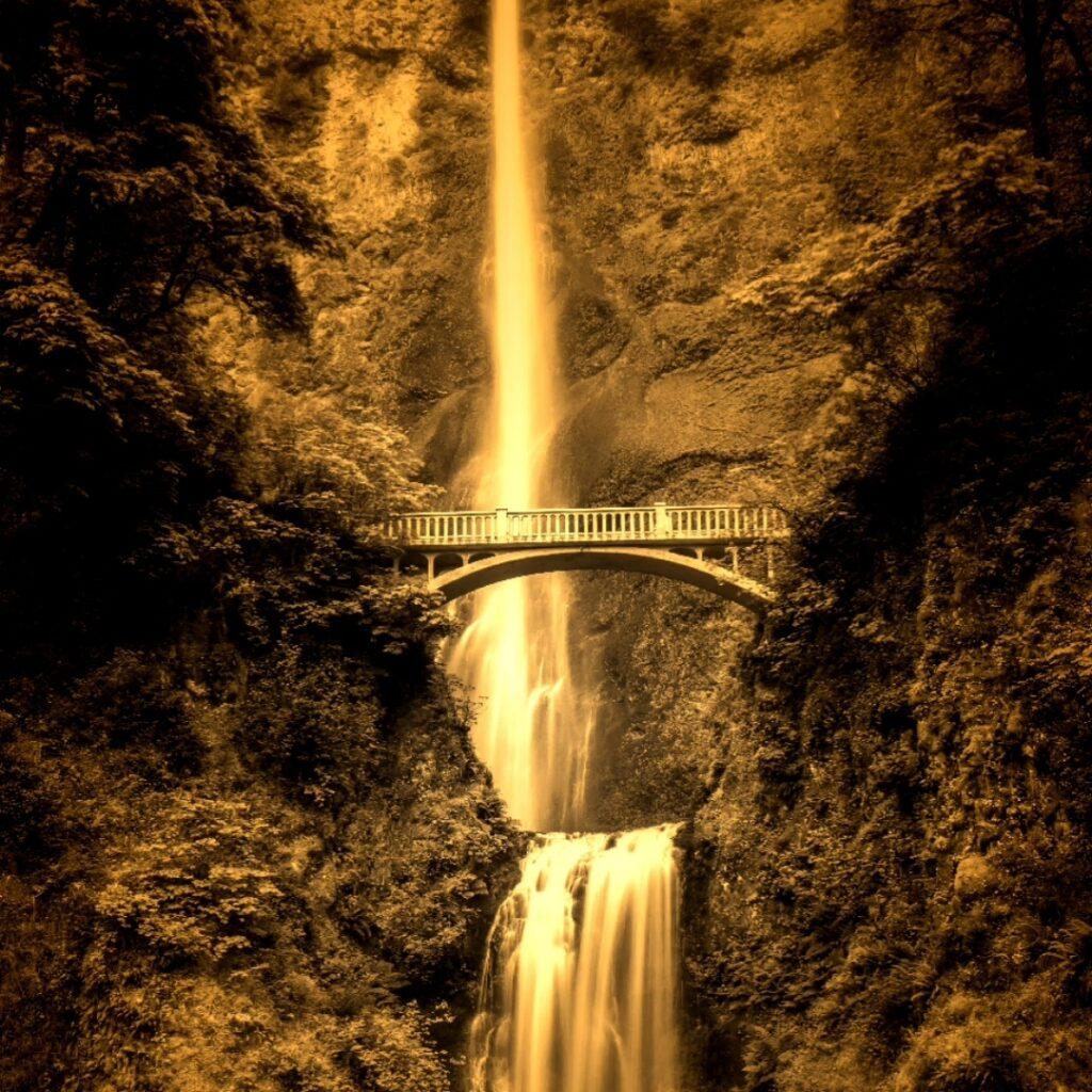 Ein Bild einer Brücke, was mit einem firstonthesun Filter golden eingefärbt wurde. Symbolbild für einen Beitrag über Instagram Effekte.
