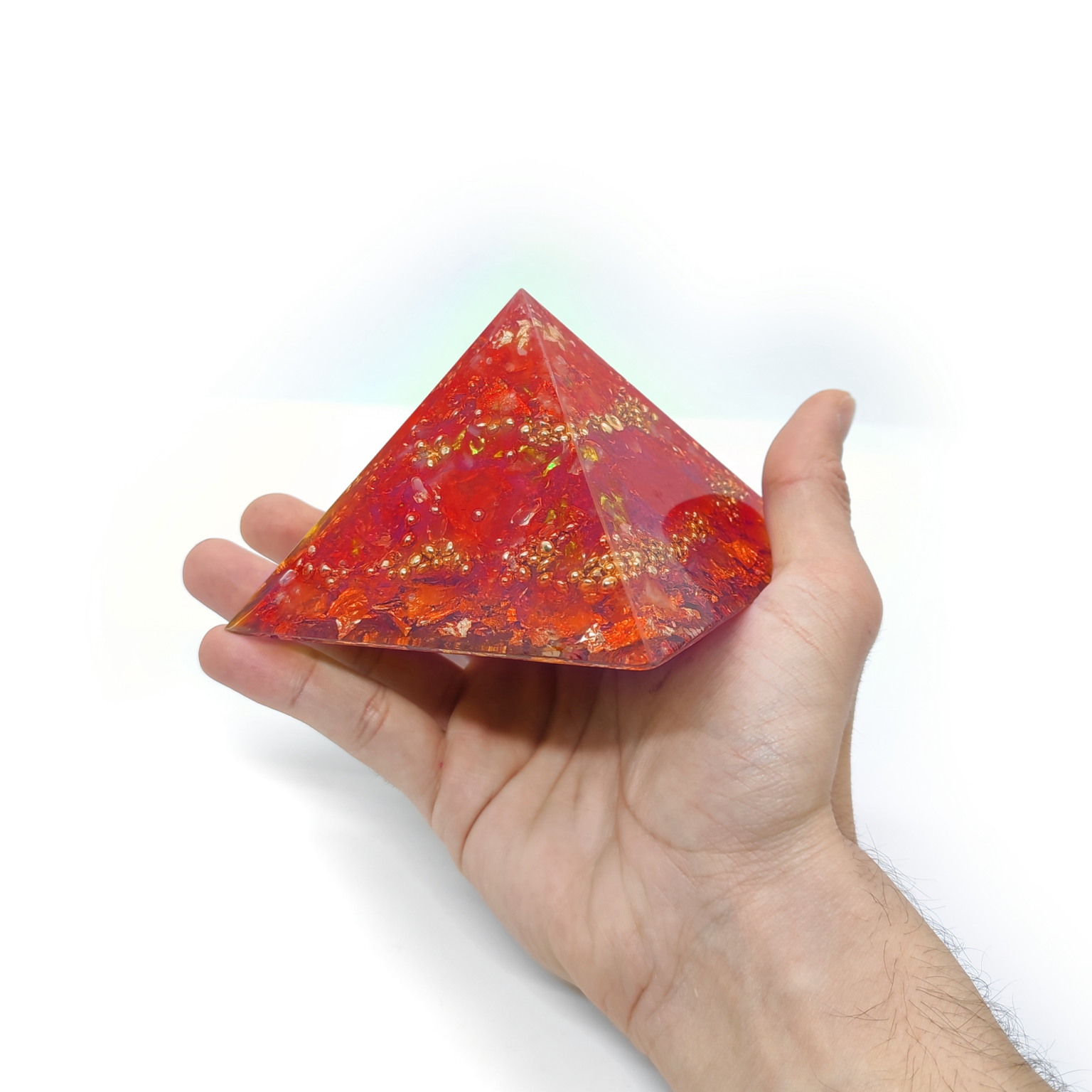 Roter Orgonit Kristall mit Feueropal, Messing & Gold.