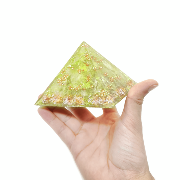Limettenfarbene Kristall Pyramide mit hellgrünen Edelsteinen & Gold.