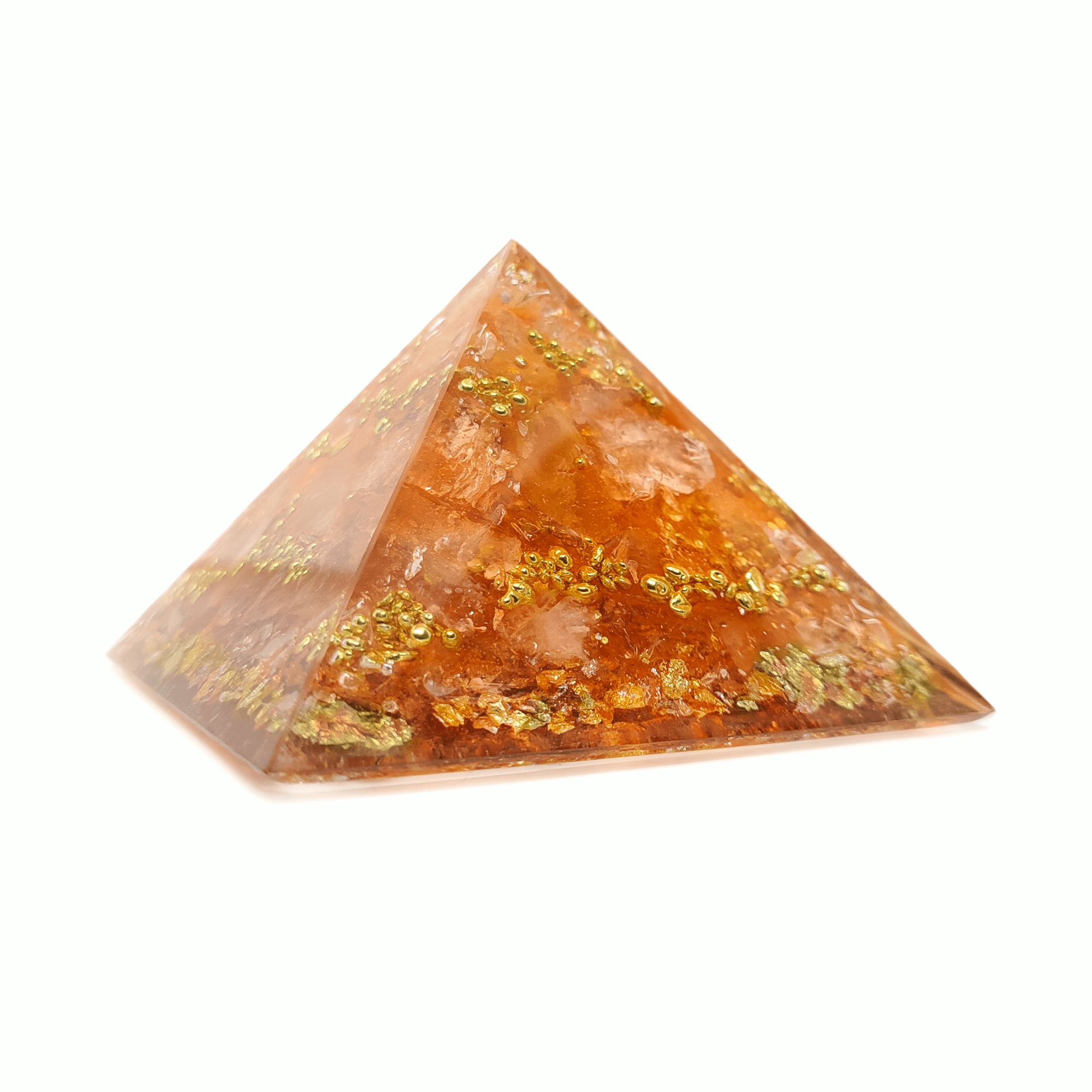 Orangene Orgonit Pyramide aus Edelsteinen wie Bergkristall, Herkimer Diamant & Karneol. Die satte Farbe wird durch goldene Metall Elemente ersetzt.