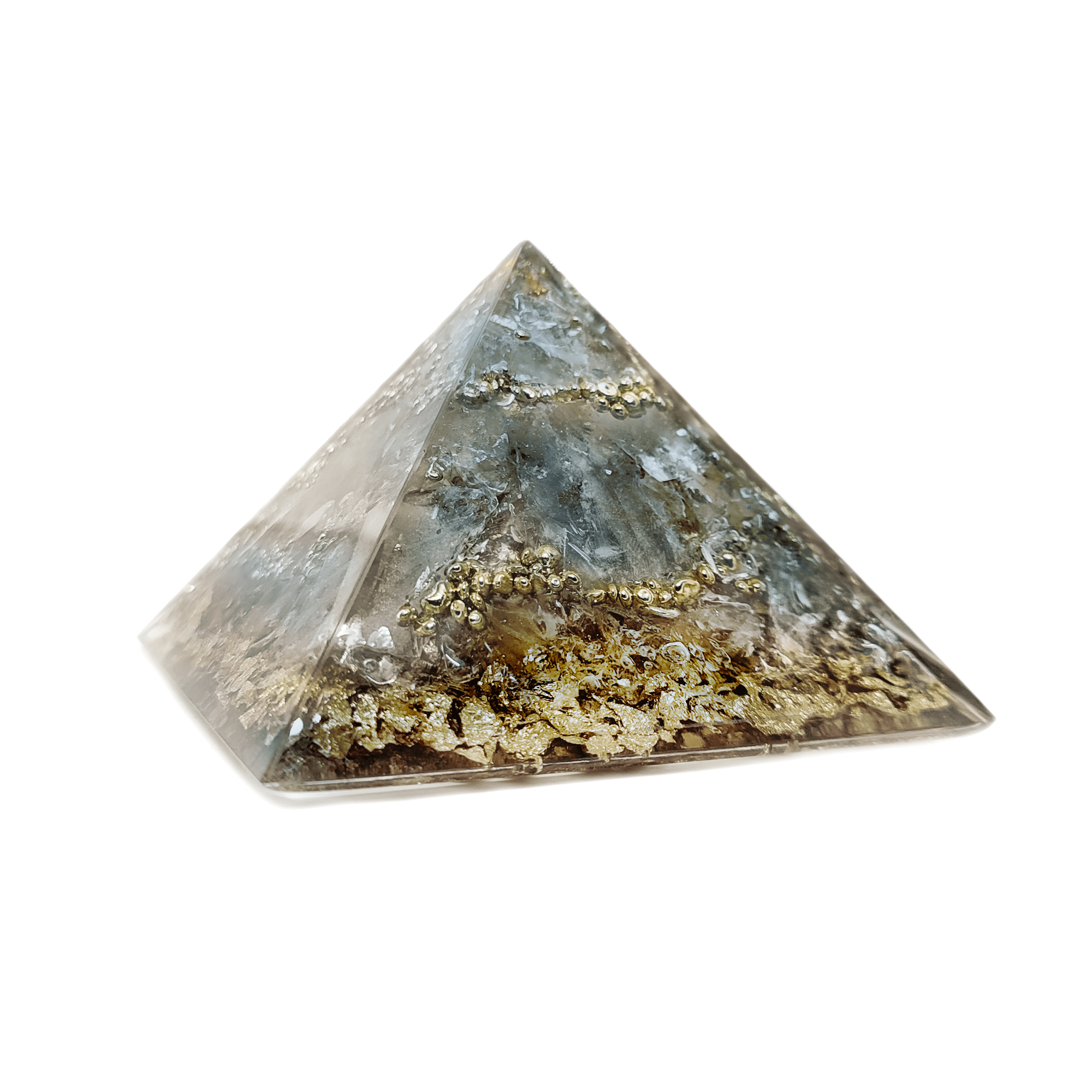 Graue Orgonit Pyramide mit goldenen Metall Elementen. Der primär enthaltene Edelstein Rauchquarz gibt diesem Orgoniten seine Farbe.
