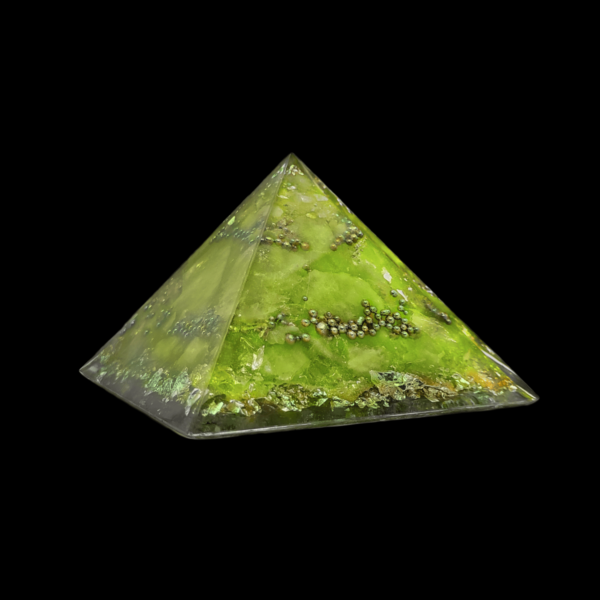 Eine Neongrüne Orgonit Pyramide, welche aus Edelsteinen, Kunstharz & Metallen gefertigt wurde. Die Form ist eine Cheops Pyramide mit goldenen Metallelementen.