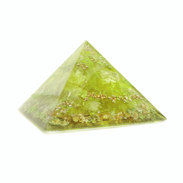 Hellgrüne Orgonit Pyramide mit Citrin, Bergkristall, weiteren Edelsteinen, sowie goldenen Metall Elementen.