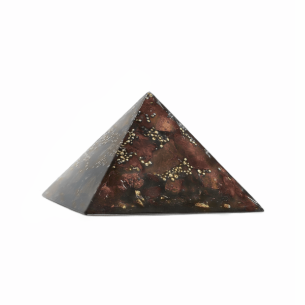 Dunkelbraune Orgonit Pyramide aus Orgon & Edelsteinen. Brauner Jaspis färbt diesen Kristall dunkel.