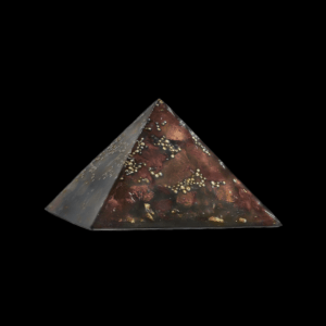 Braune Orgonit Pyramide mit goldenen Elementen. Der Schokokristall besteht aus den Edelsteinen Mookait, Jaspis & Bergkristall.