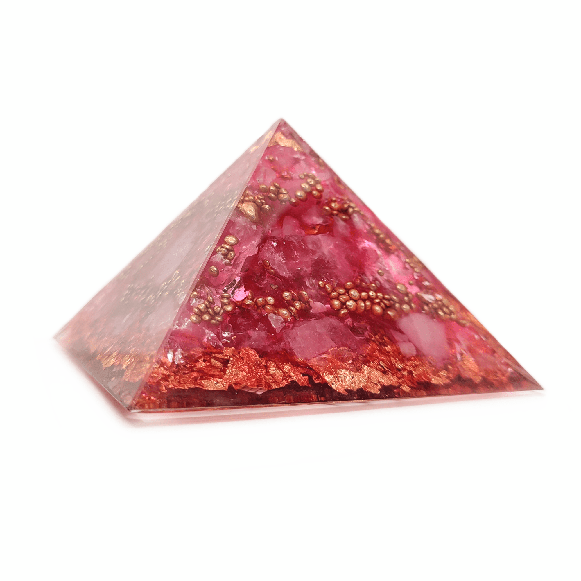 Eine intensiv rosé-farbene Orgonit Pyramide, welche aus Erdbeer & Rosenquarzen besteht. Die Metall Elemente dieses Orgoniten sind in Rosé-goldener Farbe gehalten.