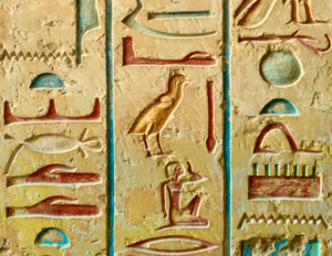 Ägyptische Hieroglyphen, welche die Sonne, Vögel & weitere Abbildungen zeigen.
