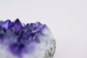 Nahaufnahme von tief violetten Amethyst Kristallen.