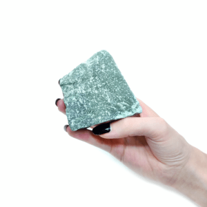 Ein großer Aventurin Kristall welcher von einer Frauenhand gehalten wird.
