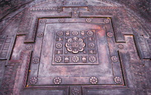 Geometrisch konzipierter Boden eines heiligen Tempels.