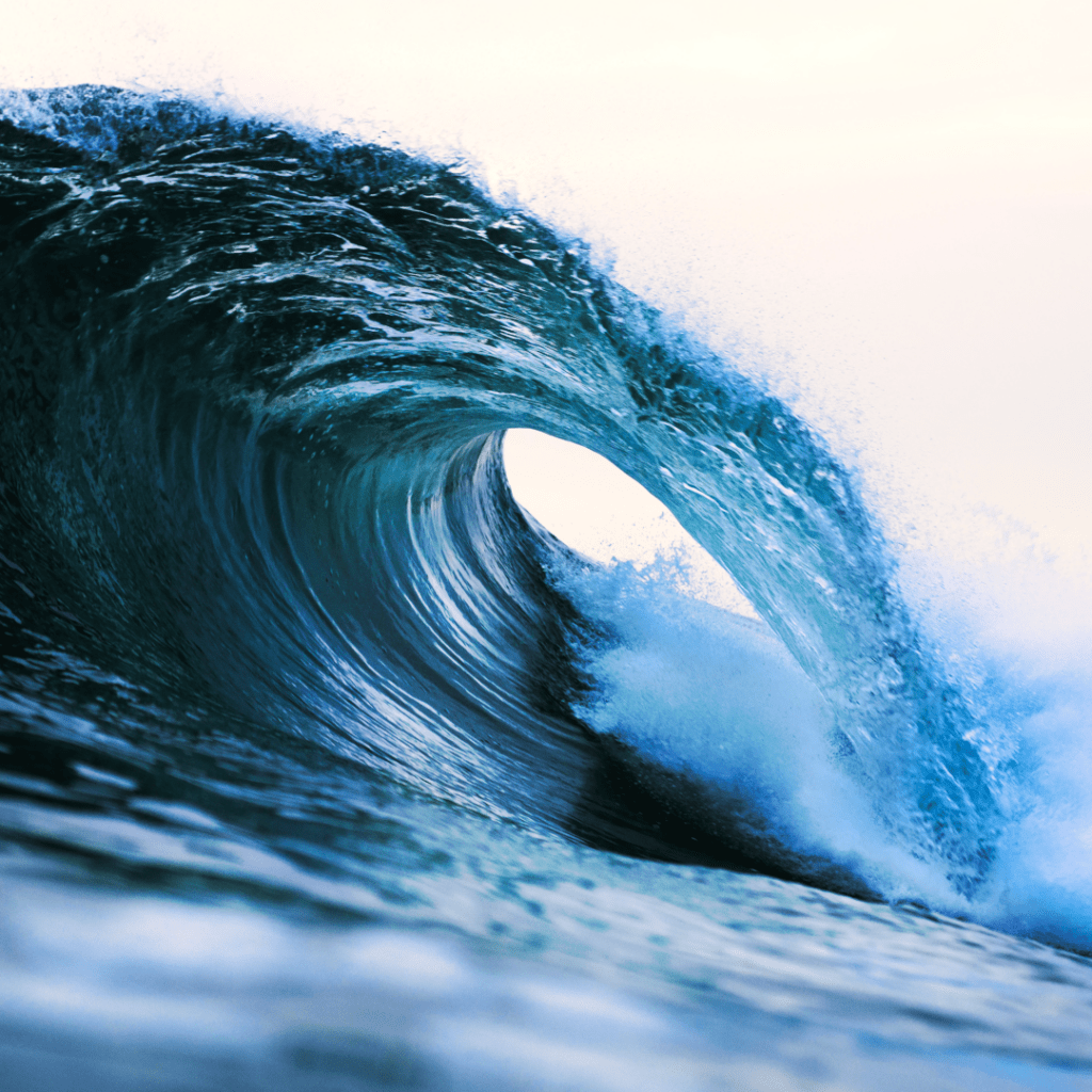Eine blaue Welle, welche als Symbolbild für einen Beitrag über das Element Wasser dient.