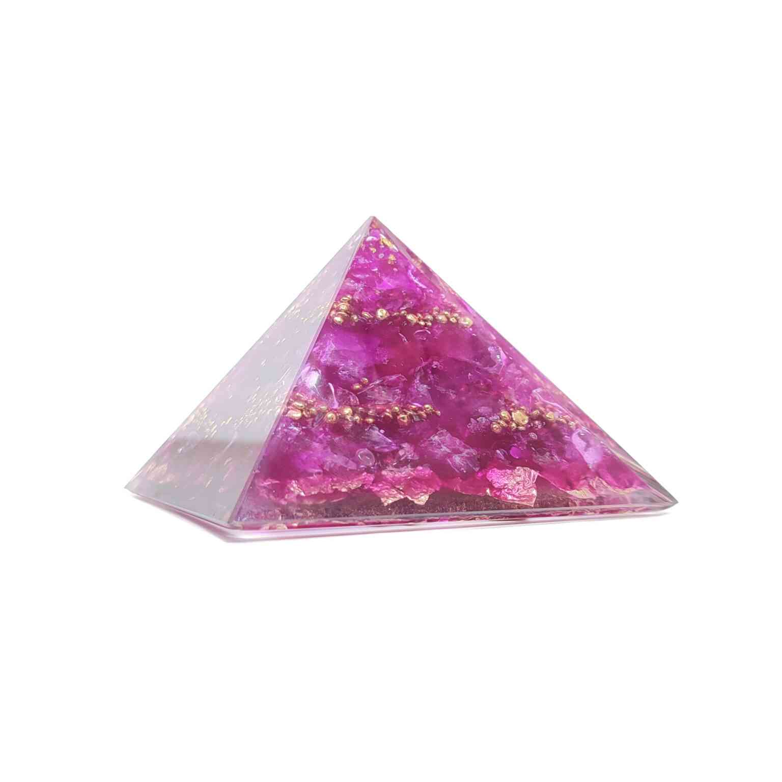 Pinke Orgonit Pyramide mit pinken Edelsteinen & goldenen Metallelementen.