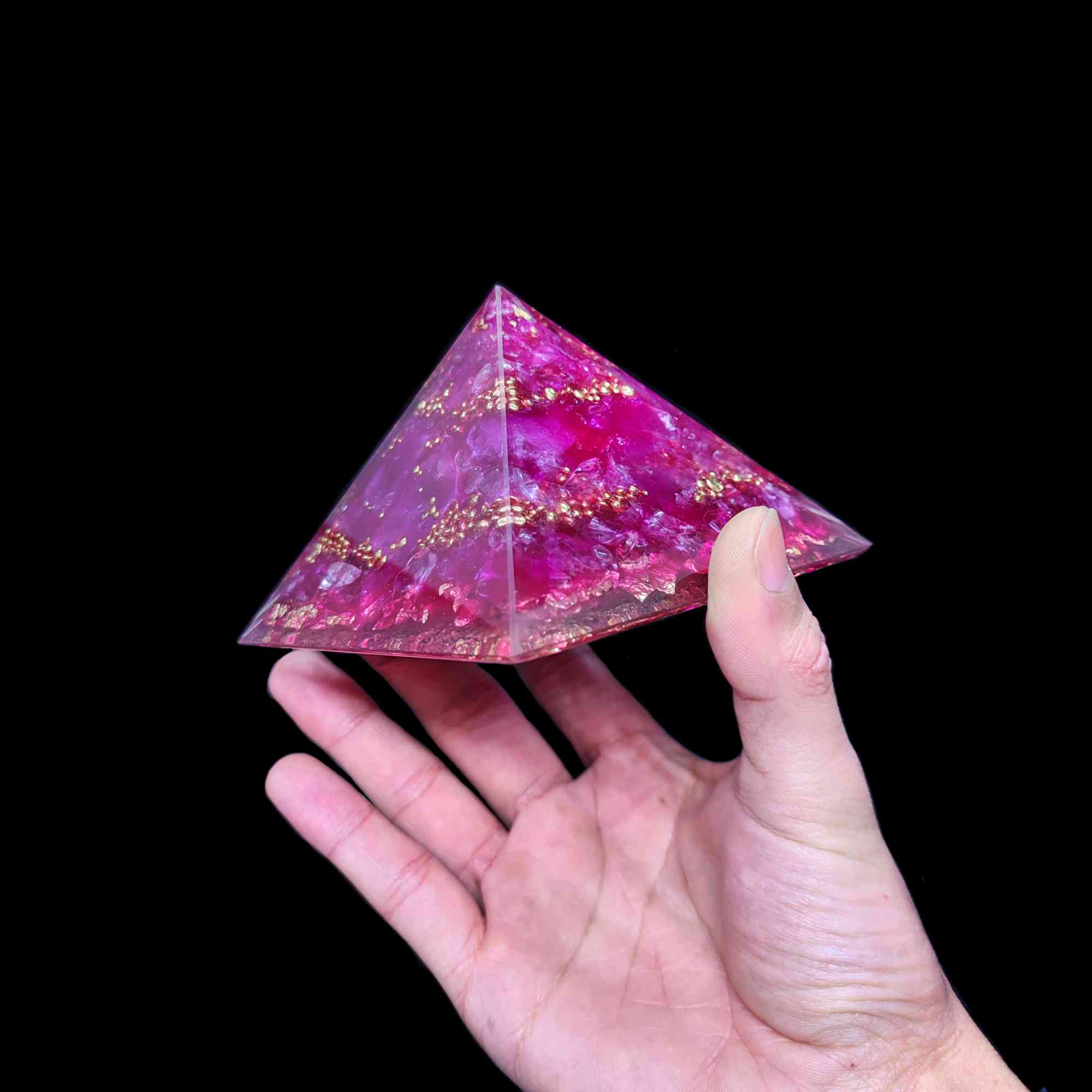 Edelstein Orgonit Pyramide mit Pinkem Saphir & goldenen Metall-Elementen.