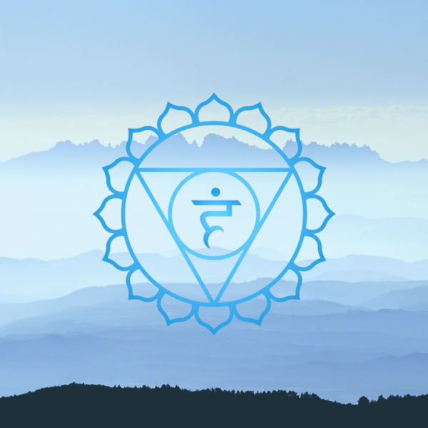 Das buddhistische Symbol für das Halschakra in hellblau auf hellblauem Landschafts Hintergrund. Symbolbild für einen Beitrag über die spirituelle Bedeutung von Visuddha.