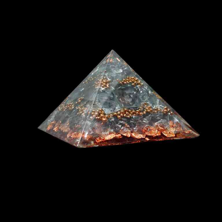 Hellgraue Orgonit Pyramide aus Quarz, Granat, Bronze, Messing & Gold.