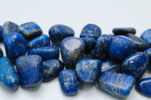 Blaue Lapislazuli Trommelsteine mit goldenen Pyrit Adern.
