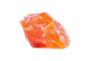 Intensiv orange-roter Karneol Rohstein mit typischer Kristallstruktur.