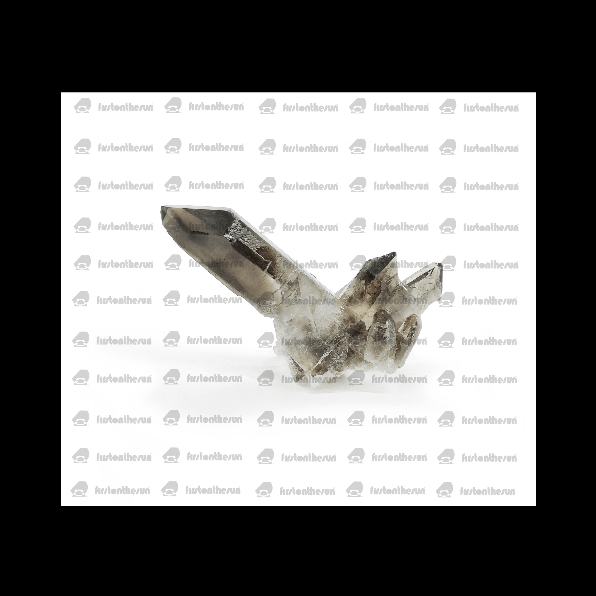 Stockfoto eines Rauchquarz Edelsteins, welcher mehrere ausgeprägte Kristalle zeigt. Diese hochauflösende Fotografie des Minerals ist mit einem Wasserzeichen geschützt.