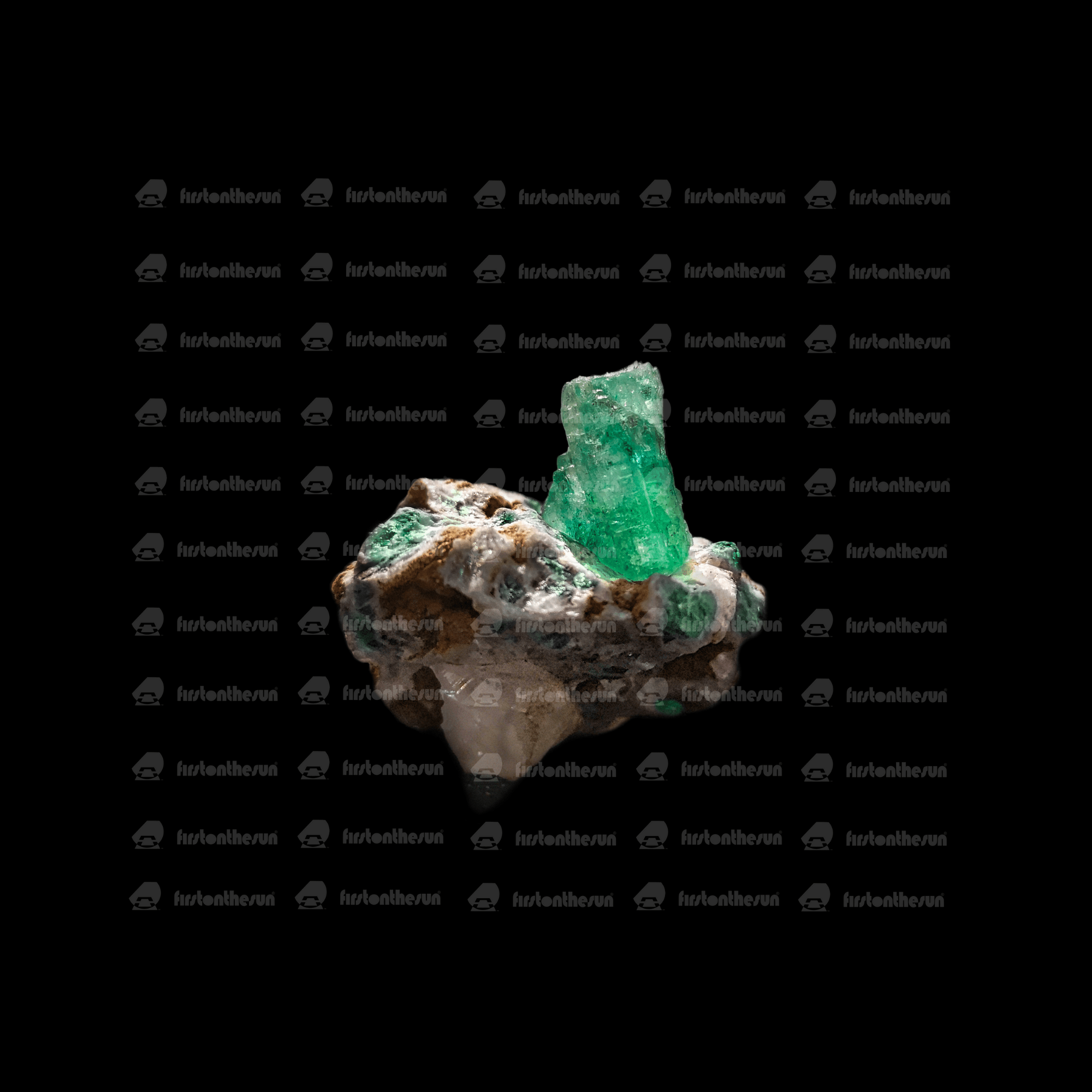 Stockfoto eines Smaragd Edelsteins in Matrix. Dieser grüne Beryll ist leicht beleuchtet. Diese hochauflösende Fotografie des Minerals ist mit einem Wasserzeichen geschützt.