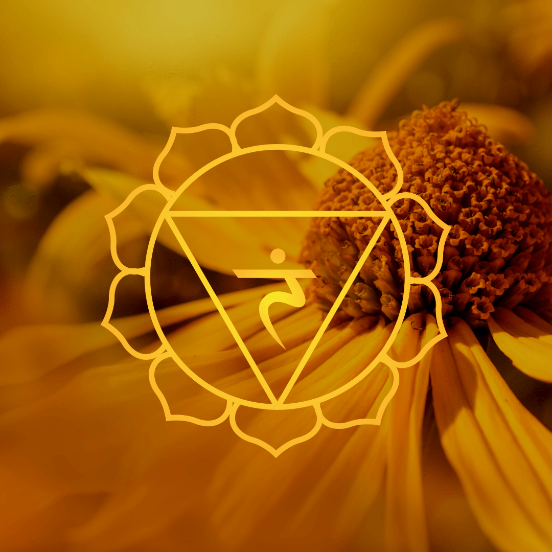 Das buddhistische Symbol für das Solarplexuschakra in gelb auf gelbem Blumen-Hintergrund. Symbolbild für einen Beitrag über die spirituelle Bedeutung von Manipura.