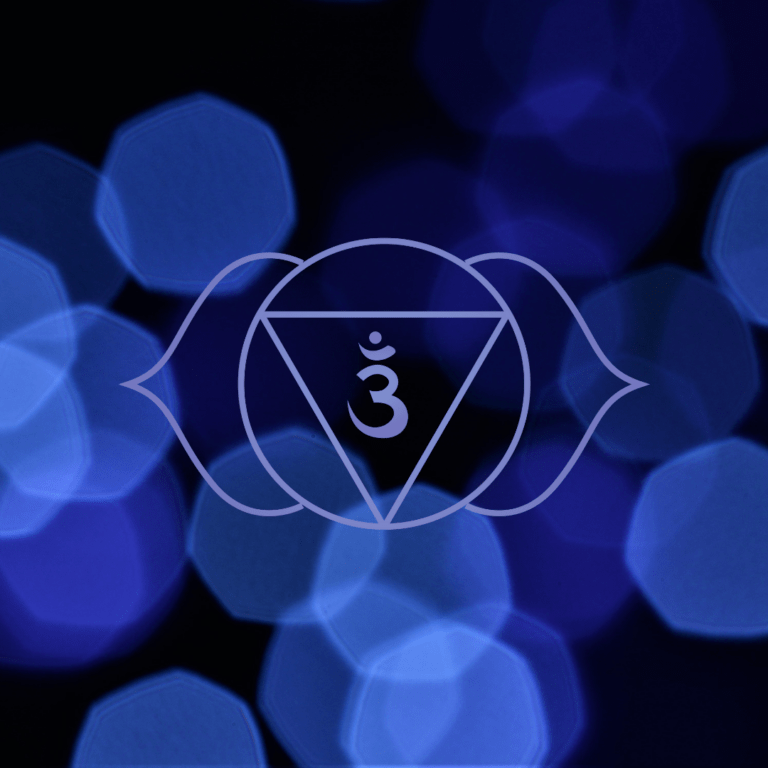 Das buddhistische Symbol für das Stirnchakra in azurblau auf Ingo-farbenem Hinterrgrund. Symbolbild für einen Beitrag über die spirituelle Bedeutung von Ajna