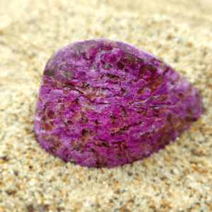 Ein violetter Sugilith-Edelstein. Symbolbild für einen Beitrag über die Bedeutung des Sugilithen.