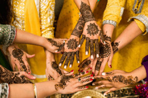 Zahlreiche Frauenhände mit diversen Yantra-Tättowierungen, welche Kreise, Quadrate & Lotusblüten nach der heiligen Geometrie aufzeigen.