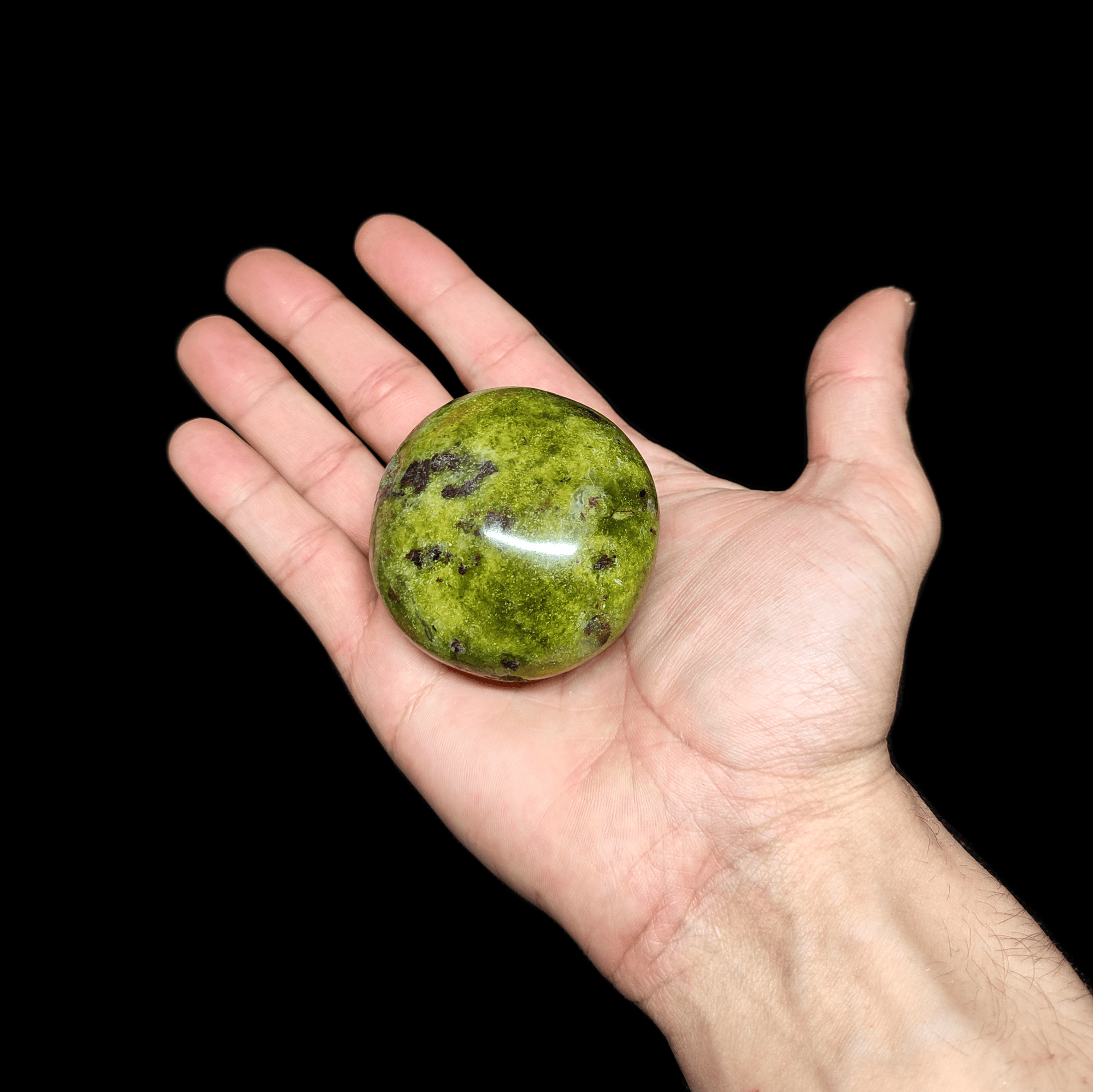 Ein XXL-Trommelstein, gefertigt aus hochwertigem grünen Opal.