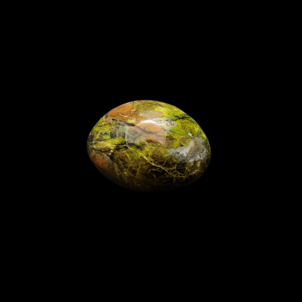 Ein strahlend polierter grüner Opal Trommelstein.