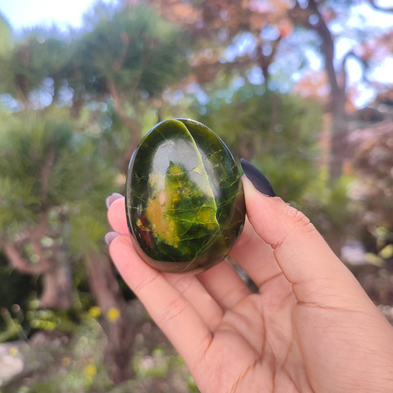 Großer XXL Opal Trommelstein aus grünem Opal.