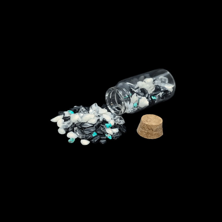 Türkis, Schwarzer Turmalin, Schneequarz & Bergkristall als Trommelsteine neben einer geöffneten Kristall-Phiole.