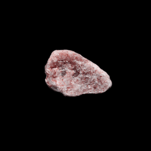 Ein roter Aventurin Rohstein mit ausgeprägten Kristallen.