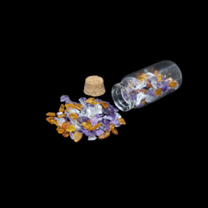 Eine Kristall Phiole welche mit Amethyst, Bernstein & Bergkristalltrommelsteinen gefüllt ist.