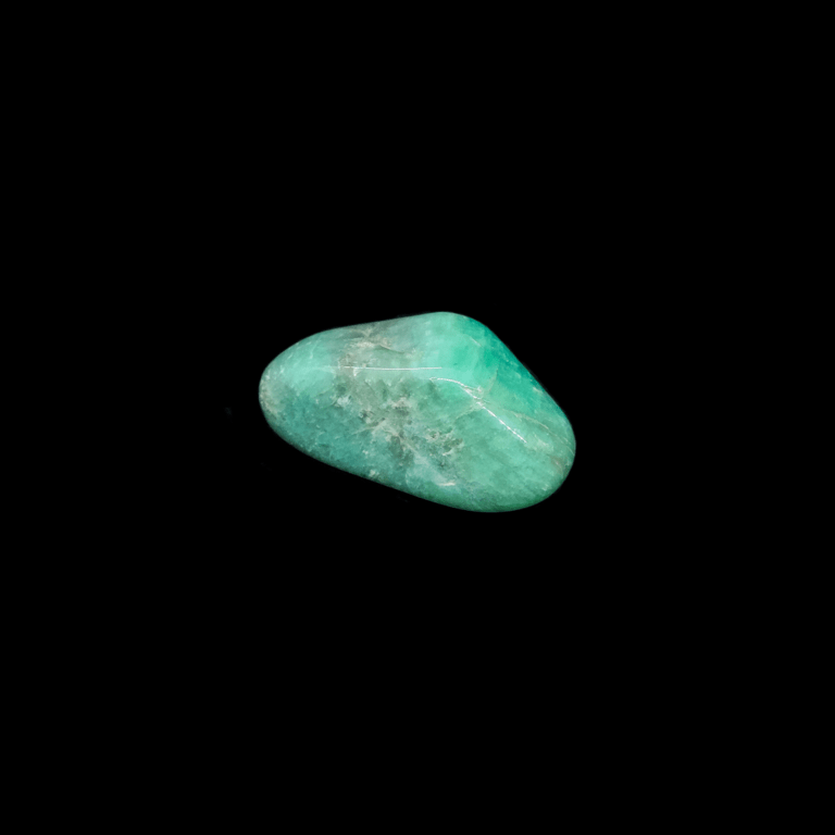 Ein farbintensiver, kristalliner Amazonit Trommelstein in charakteristischem Grün.