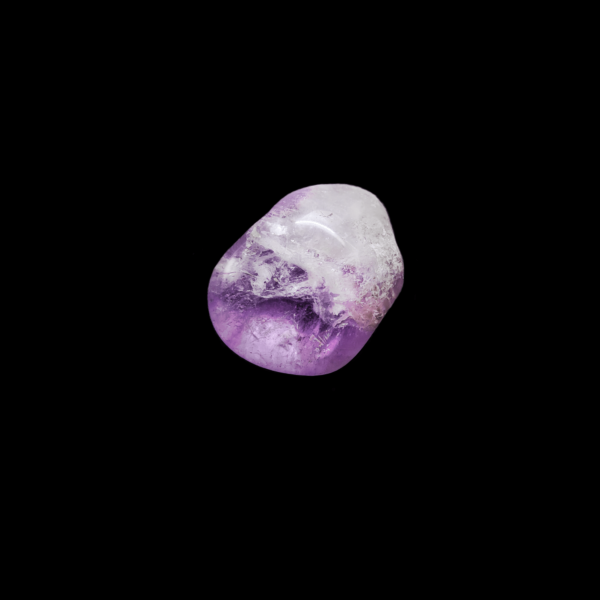 Ein violetter Amethyst Trommelstein mit erkennbarer Kristallstruktur.