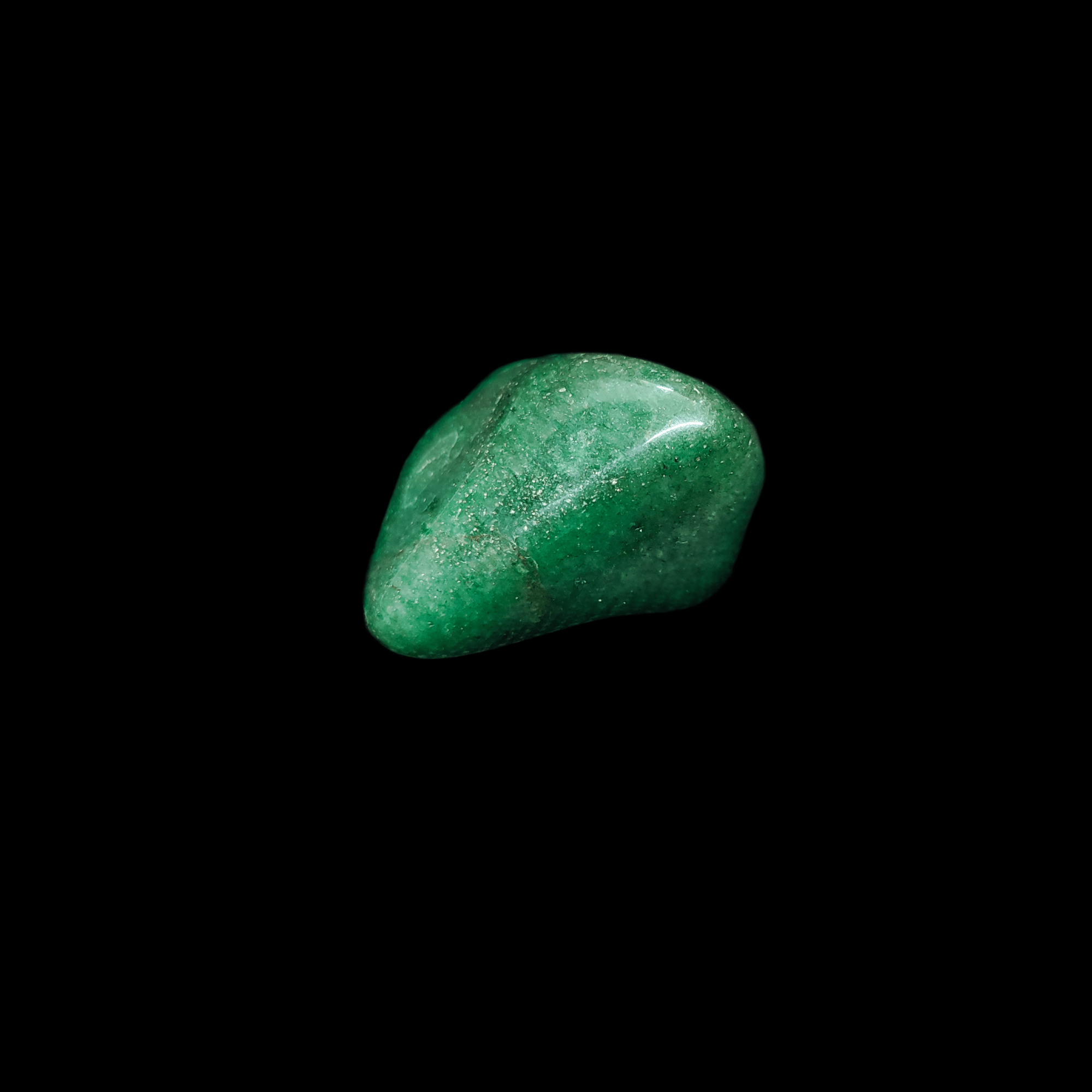 Ein intensiv grüner, glänzender Aventurin Trommelstein.