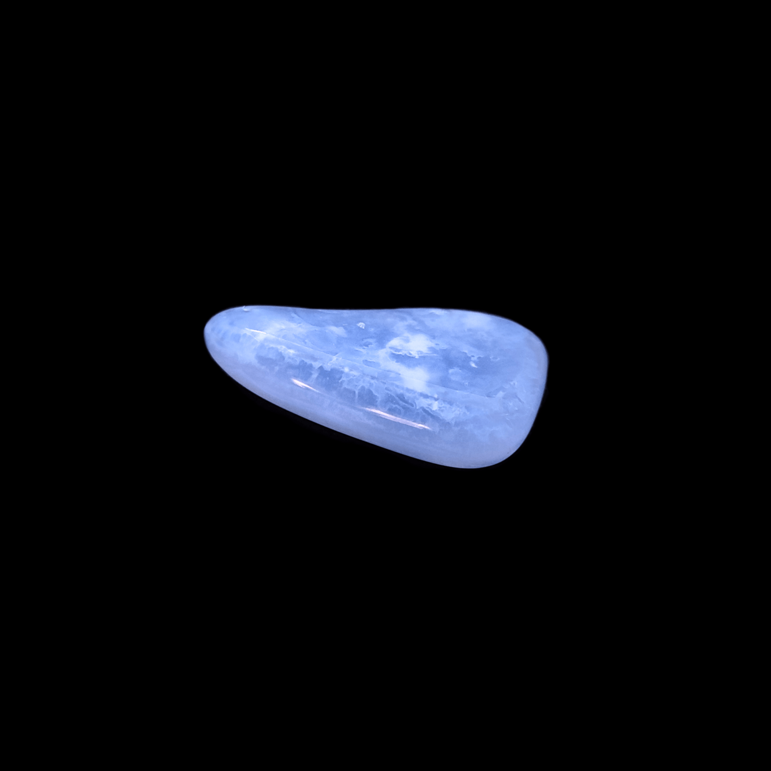 Ein himmelblauer Chalcedon Trommelstein (Blue Lace Agathe).